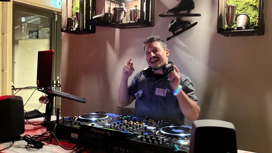 DJ Freddy spelar musik bakom DJ-bordet