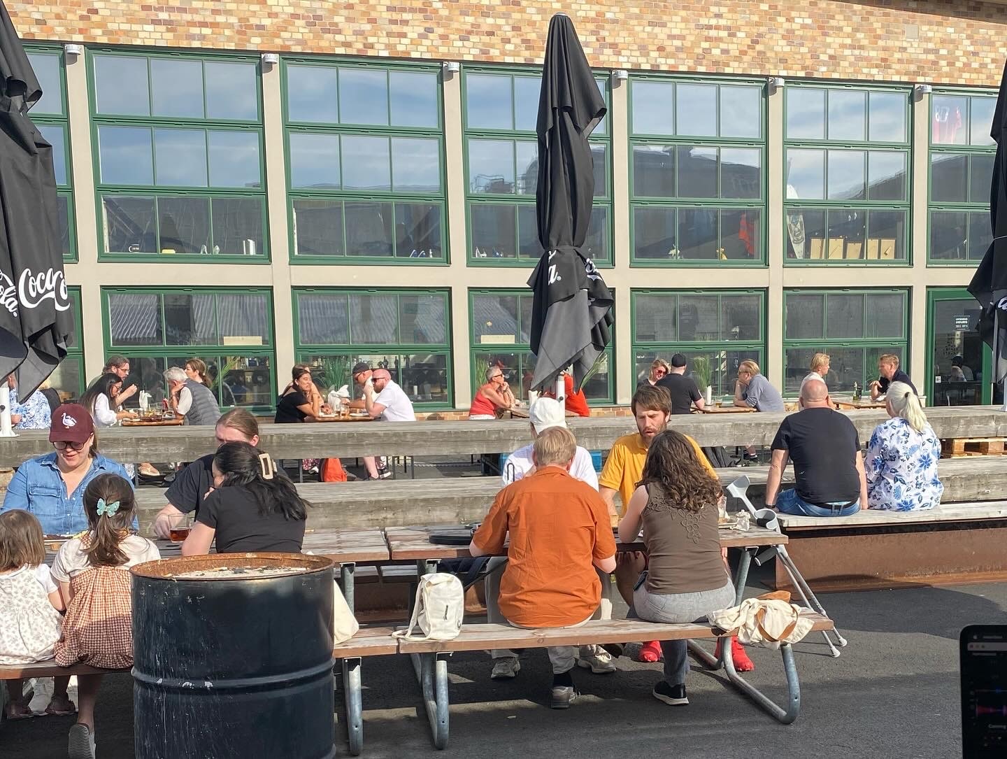 Gäster samlade vid långbord utanför en eventlokal