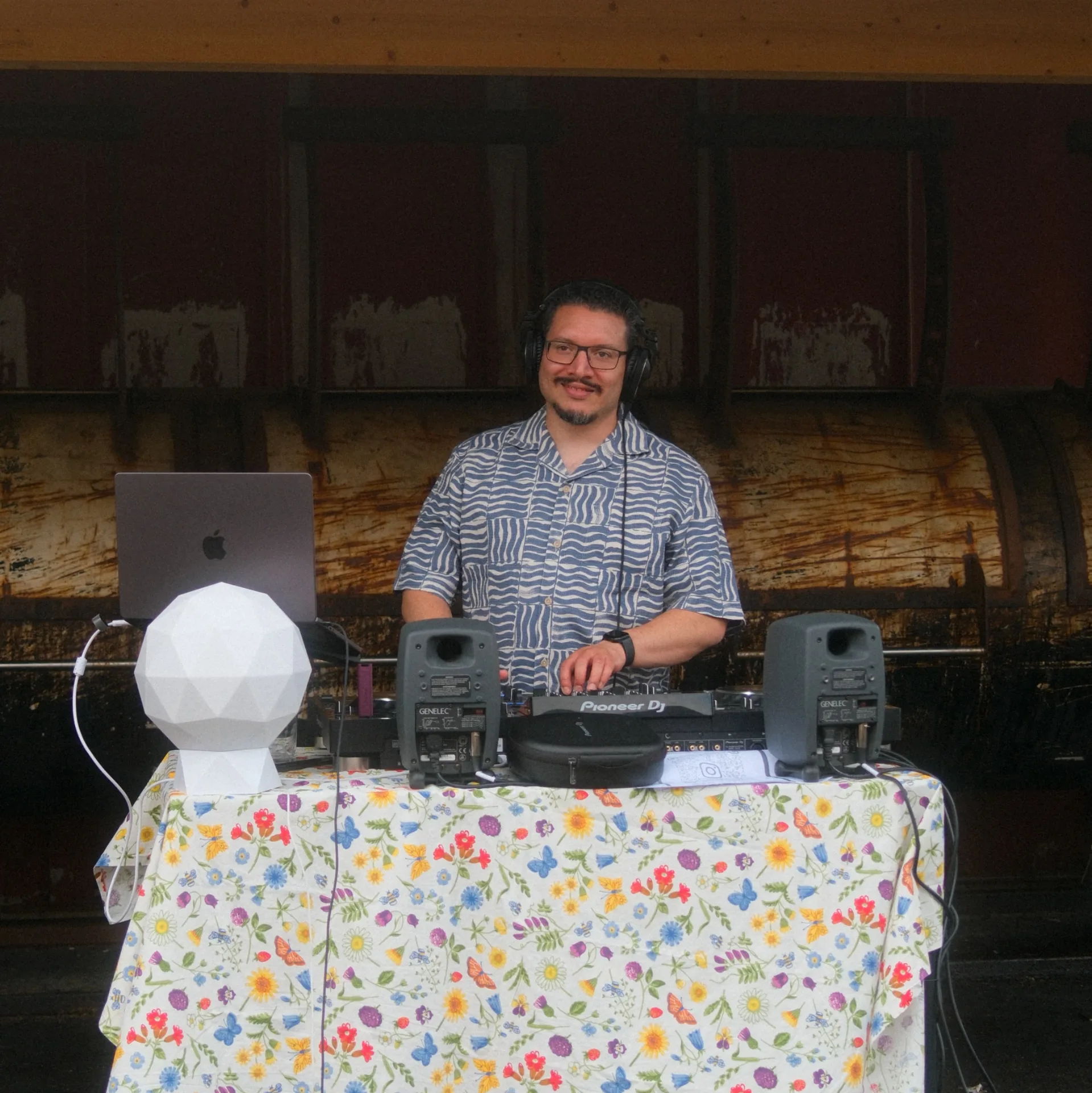 DJ på Mugwort's BBQ Shack